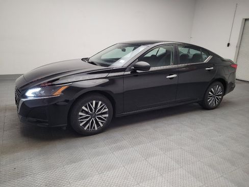 Used 2024 Nissan Altima 2.5 SV AWD/4WD image 2