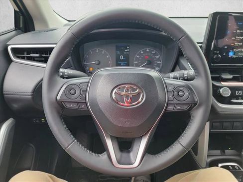 Used 2025 Toyota Corolla Cross LE image 20
