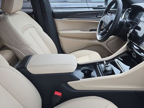 New 2026 Jeep Grand Cherokee Limited image 8