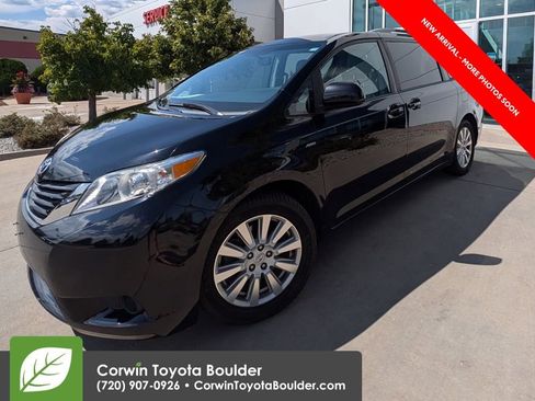 Used 2017 Toyota Sienna LE image 1