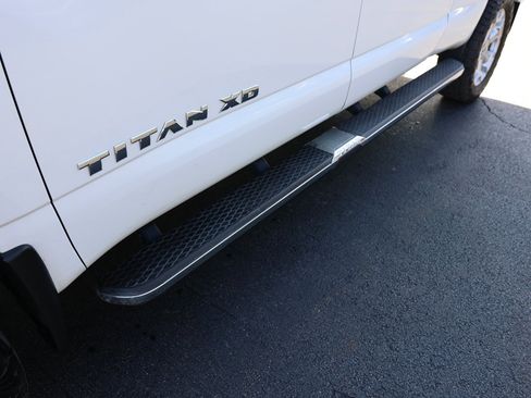 Used 2017 Nissan Titan SL image 9