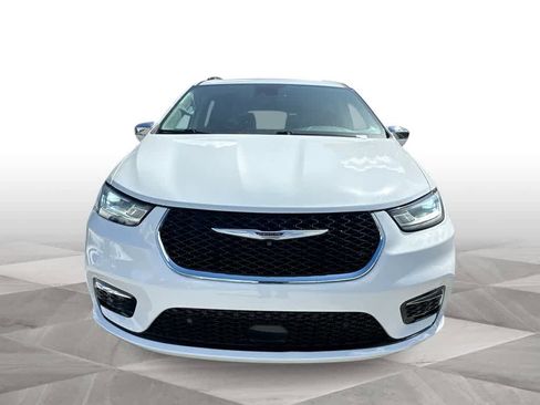 Used 2022 Chrysler Pacifica Limited image 3