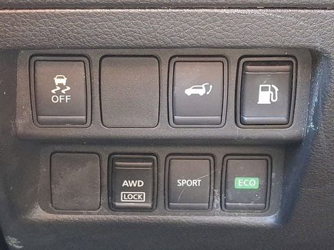 Used 2018 Nissan Rogue SV image 25