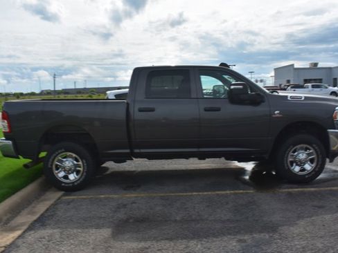 Used 2024 RAM 2500 Tradesman w/ Chrome Appearance Group AWD/4WD image 4