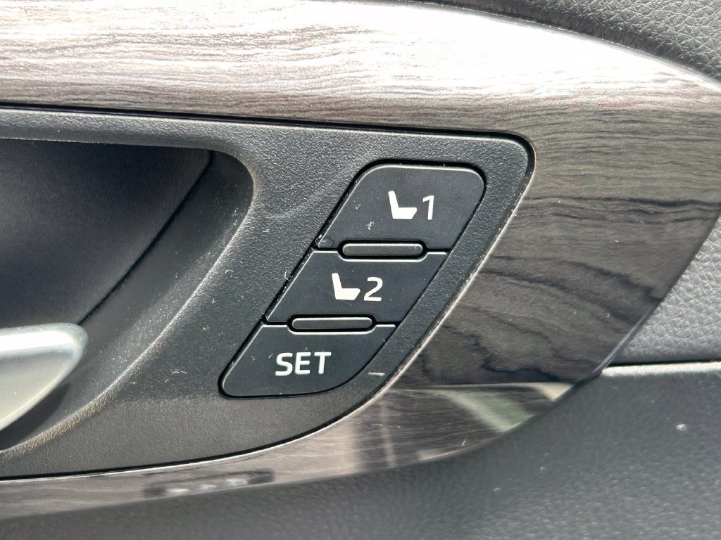 Used 2024 Toyota Highlander Platinum FWD image 28