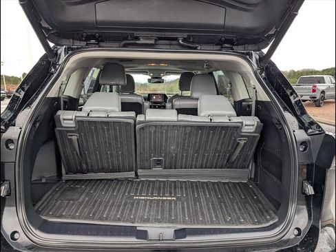 Used 2022 Toyota Highlander XLE image 19