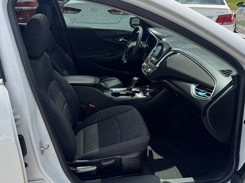 Used 2017 Chevrolet Malibu LT FWD image 29