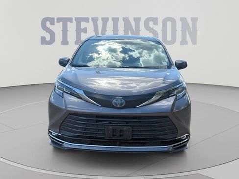 Used 2021 Toyota Sienna XLE AWD/4WD image 8