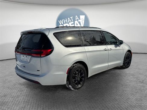 Certified 2022 Chrysler Pacifica Touring-L w/ S Appearance Package image 9