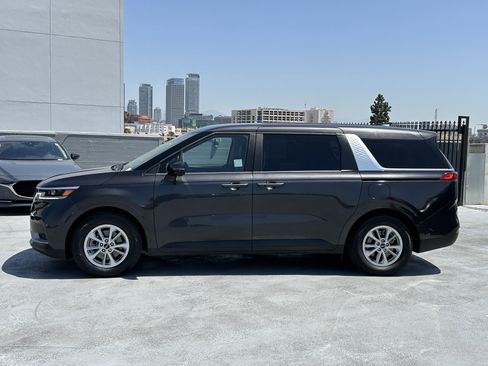 Used 2024 Kia Carnival LX FWD image 3