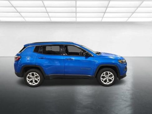 Used 2024 Jeep Compass Latitude AWD/4WD image 3