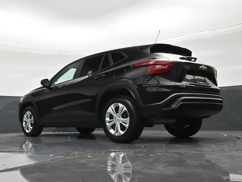 Used 2025 Chevrolet Trax LS FWD image 22