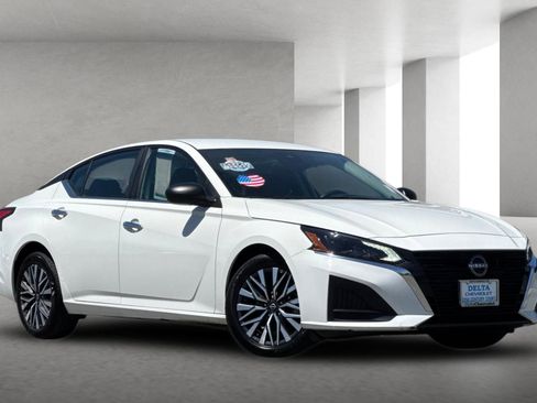 Used 2025 Nissan Altima 2.5 SV FWD image 1