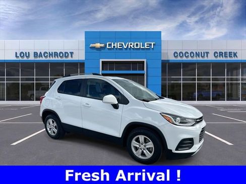 Used 2022 Chevrolet Trax LT w/ LT Convenience Package image 2