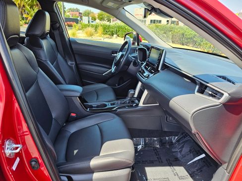 Used 2022 Toyota Corolla Cross XLE FWD image 29
