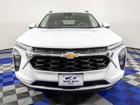 Used 2025 Chevrolet Trax LT FWD image 2