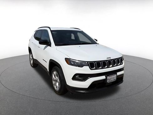 Used 2025 Jeep Compass Latitude AWD/4WD image 3