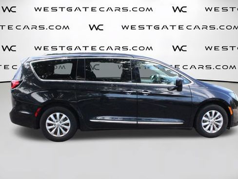 Used 2018 Chrysler Pacifica Touring-L FWD image 42