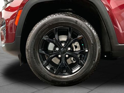 Used 2025 Jeep Grand Cherokee Altitude RWD image 11