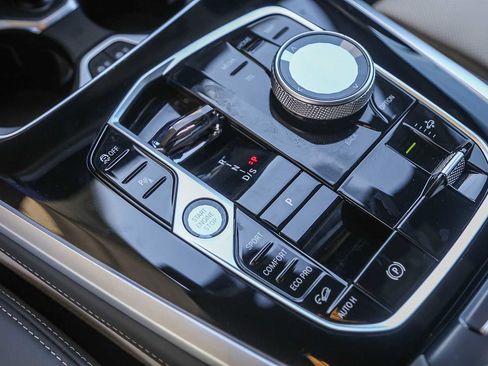 Used 2025 BMW X7 M60i image 17