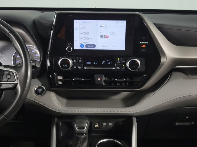 Used 2024 Toyota Highlander LE FWD image 24