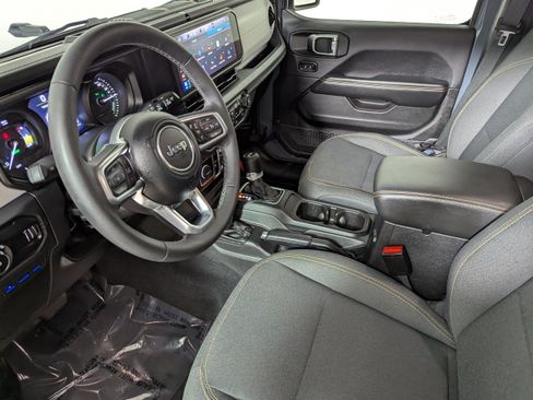 Used 2025 Jeep Wrangler Sahara AWD/4WD image 35