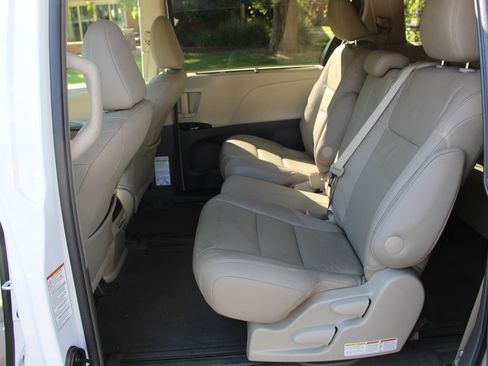 Used 2017 Toyota Sienna XLE Premium image 12