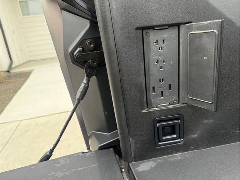 Used 2024 Tesla Cybertruck AWD Crew Cab image 39