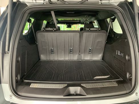 Used 2025 Chevrolet Suburban High Country RWD image 9