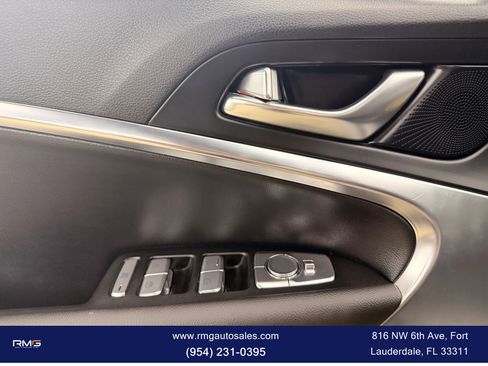 Used 2025 Genesis G70 2.5T image 17