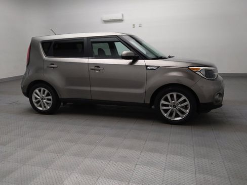 Used 2019 Kia Soul + image 11