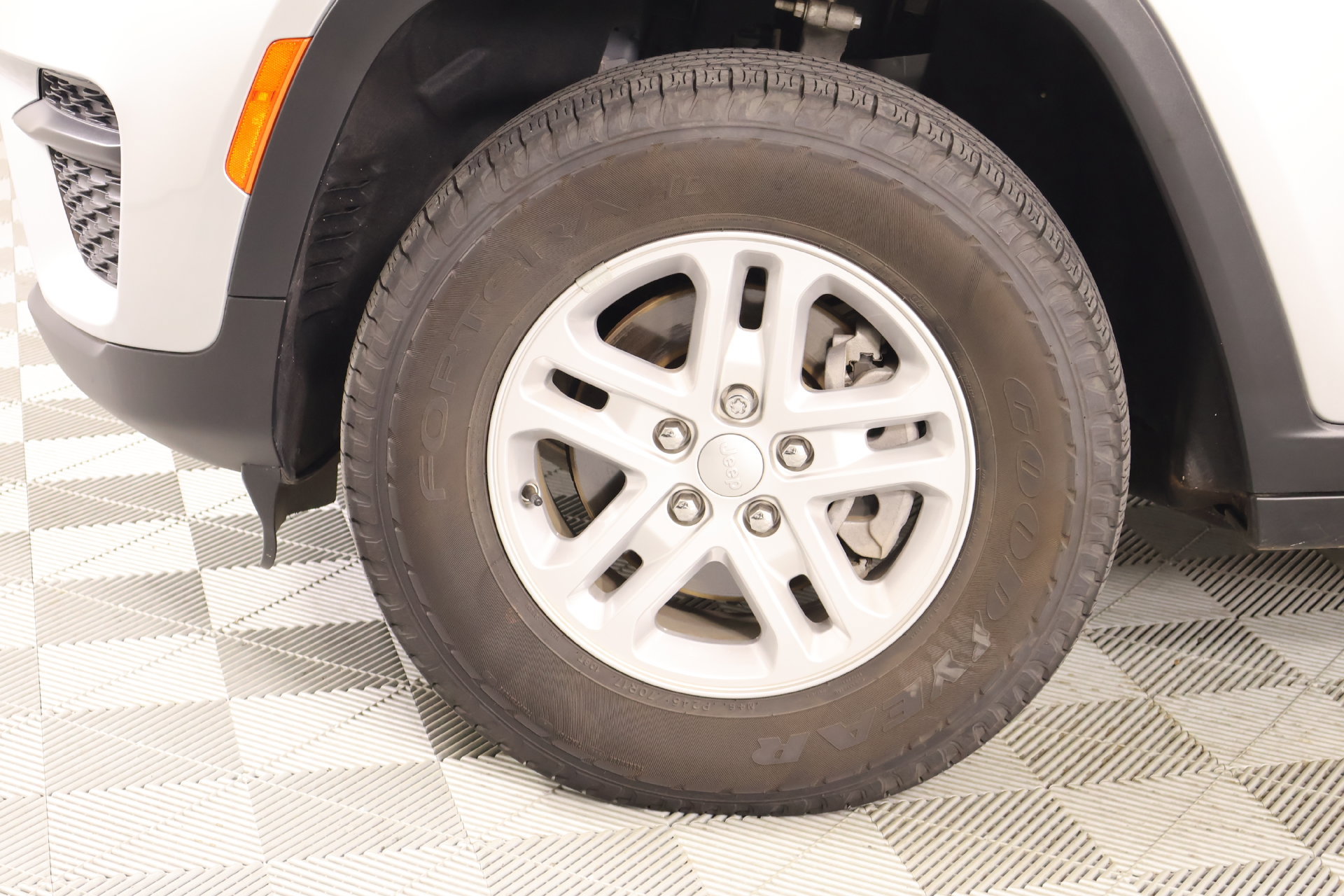 Used 2025 Jeep Grand Cherokee Laredo AWD/4WD image 16
