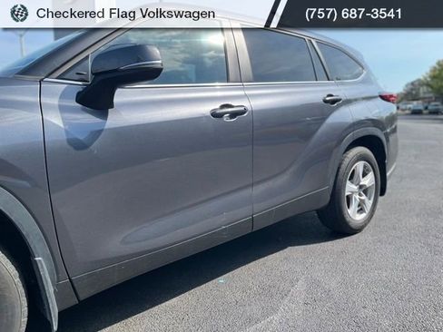 Used 2023 Toyota Highlander LE image 3