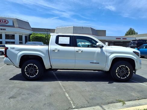Used 2025 Toyota Tacoma TRD Sport RWD image 4