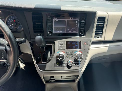 Used 2020 Toyota Sienna L image 23