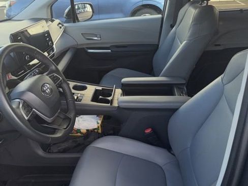 Used 2021 Toyota Sienna XLE image 5
