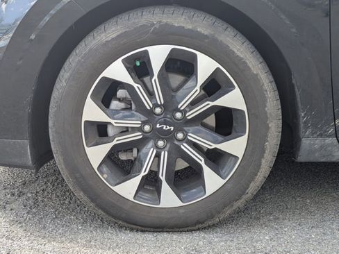 Used 2024 Kia Carnival EX image 9