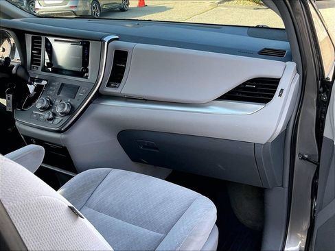 Used 2017 Toyota Sienna LE w/ Outdoor Package FWD image 13
