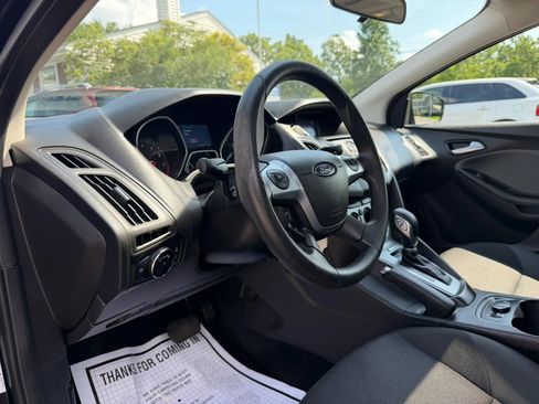 Used 2014 Ford Focus SE w/ SE Winter Package FWD image 10