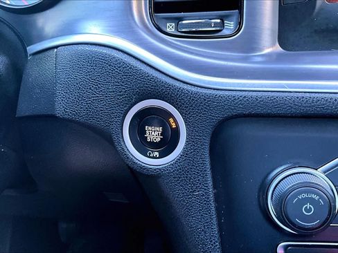 Used 2017 Dodge Charger SE w/ Blacktop Package RWD image 33