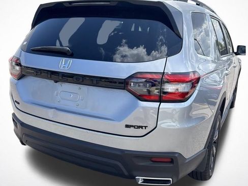 Used 2025 Honda Pilot Sport image 17