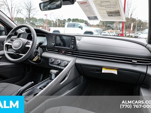 Used 2025 Hyundai Elantra SE FWD image 28