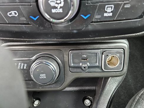 Used 2018 Jeep Renegade Altitude image 24