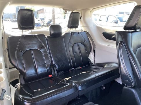 Used 2023 Chrysler Pacifica Touring-L FWD image 13