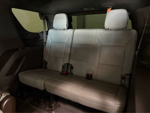 Used 2022 GMC Yukon SLT w/ SLT Luxury Package image 16