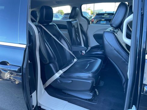 Used 2023 Chrysler Pacifica Touring-L image 42