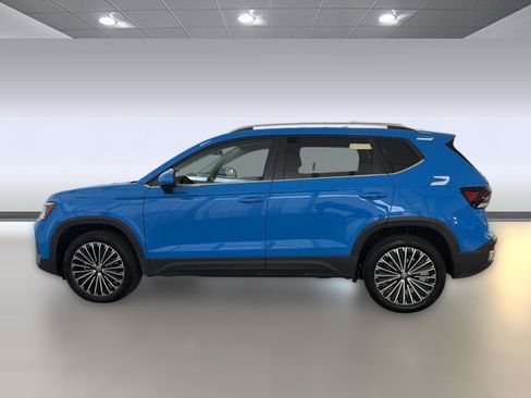 Certified 2025 Volkswagen Taos SE FWD image 2