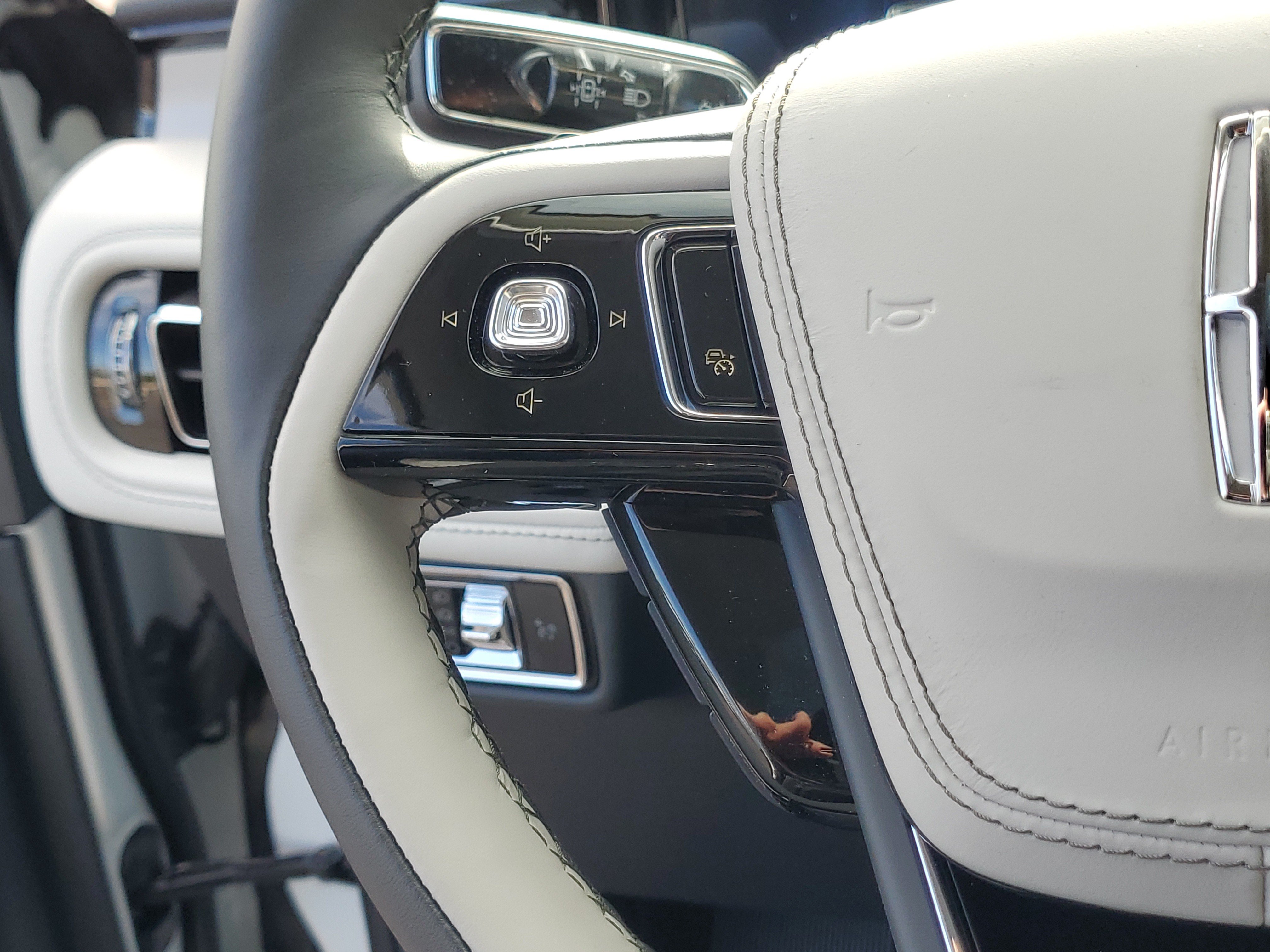 New 2027 Lincoln Aviator Reserve w/ Jet Appearance Package AWD/4WD image 16