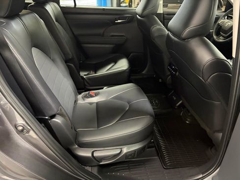 Used 2025 Toyota Highlander XLE image 19