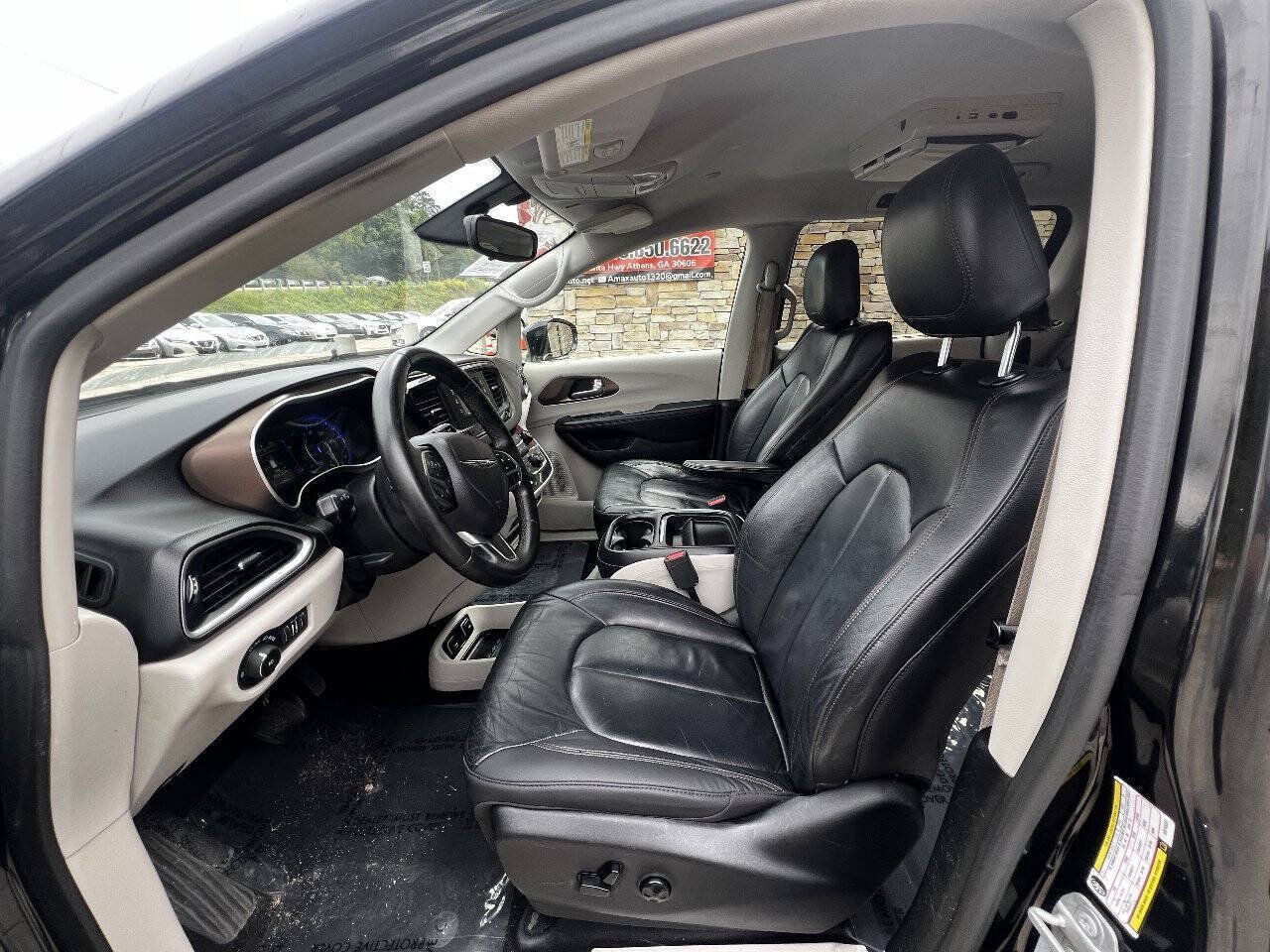 Used 2017 Chrysler Pacifica Touring-L FWD image 17